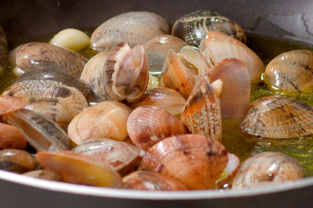 Lezione sugli spaghetti alle vongole su Acadèmia.tv