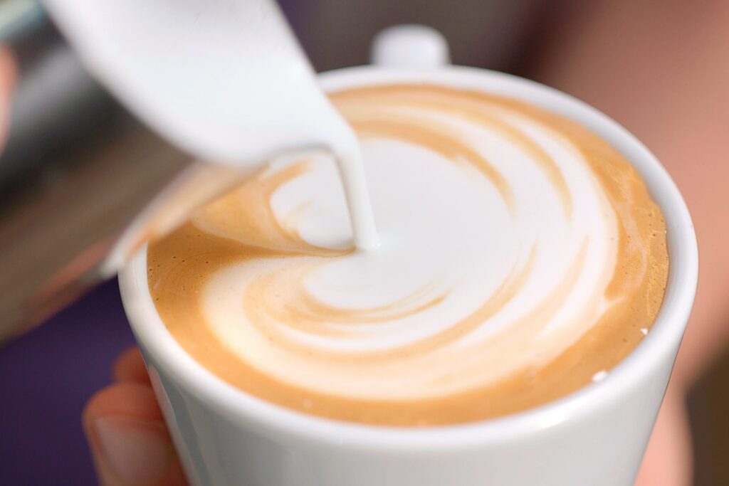 Lezione sul cappuccino nel corso di caffè su Acadèmia.tv