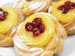 Lezione sulle zeppole nella classe di pasticceria su Acadèmia.tv