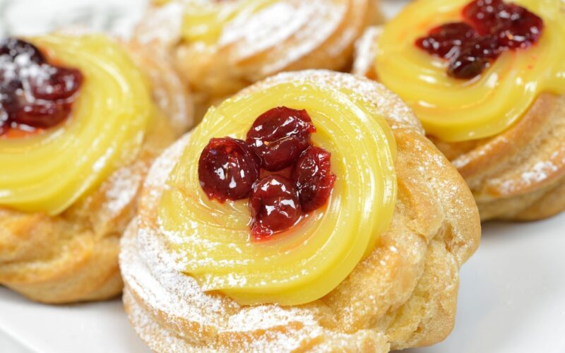 Lezione sulle zeppole nella classe di pasticceria su Acadèmia.tv