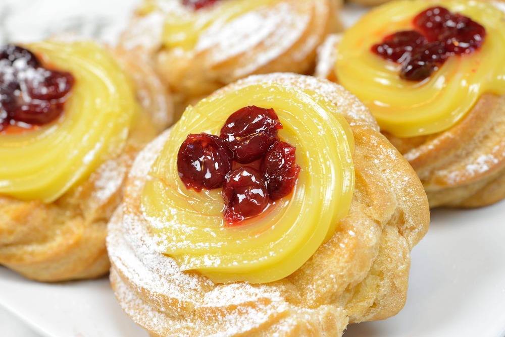 Lezione sulle zeppole nella classe di pasticceria su Acadèmia.tv