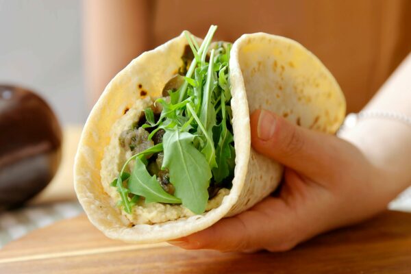 Piadina farcita con hummus, carciofini e melanzane su Acadèmia.tv