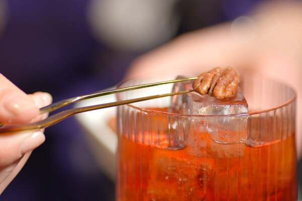 Come preparare il Negroni classico nel corso di cocktail a base Gin su Acadèmia.tv