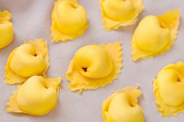 Tortellini, Tortelloni, Cappelletti, Cappellacci, Plin, Ravioli su Acadèmia.tv