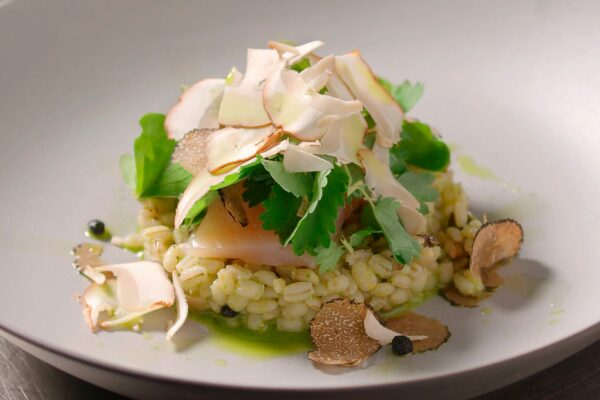 Trota fario, insalata d'orzo, pepe di montagna, funghi ed erbette nel corso di cucina sostenibile su Acadèmia.tv