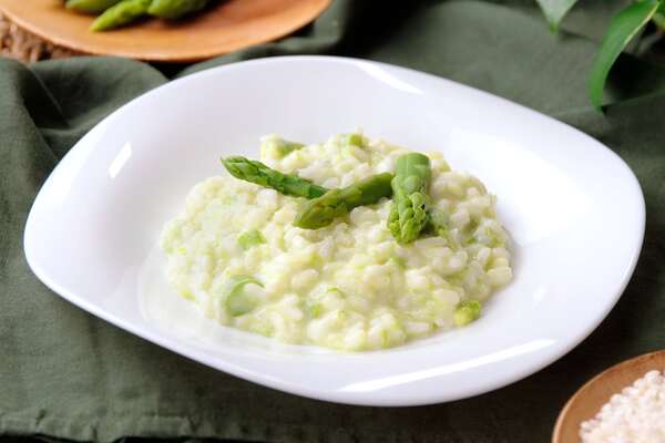 Risotto con asparagi mantecato con robiola su Acadèmia.tv