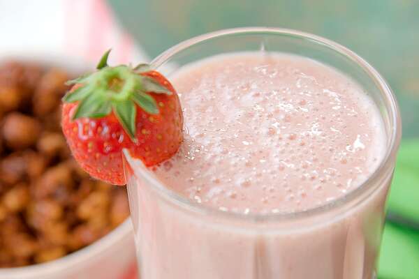 Smoothie con fragole e banane | Corso di introduzione all'alimentazione vegetale su Acadèmia.tv