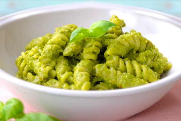 Fusilli con pesto di piselli e pomodori secchi su Acadèmia.tv