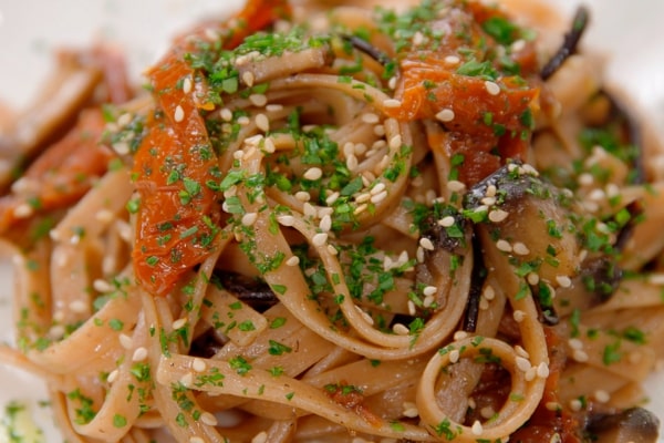 Linguine di farro “mari e monti”, con alga hijiki e funghi portobello