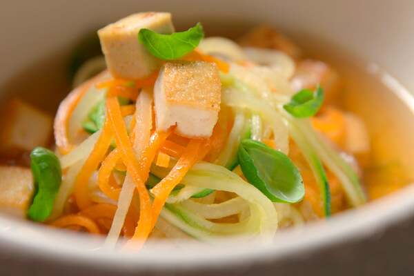 "Brodo di verdure - Spaghetti di verdure e tofu arrostito" di Andrea Berton su Acadèmia.tv