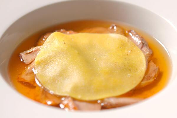 Brodo di piccione - Petto arrosto e foglio di pasta all'uovo di Andrea Berton su Acadèmia.tv